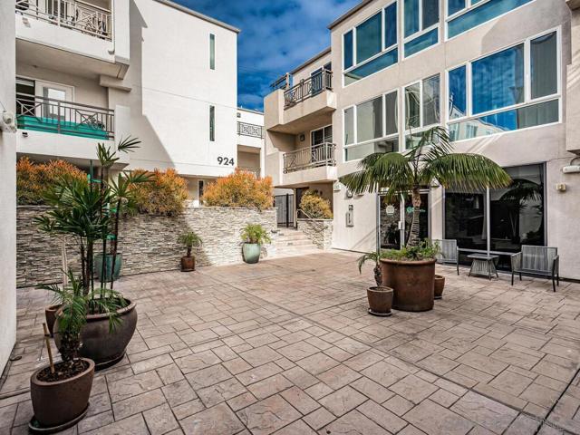 924 Hornblend, San Diego CA: https://media.crmls.org/mediaz/3a945baa-9511-4e23-ba03-221e69c85692.jpg