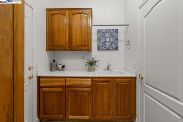 1123 Burghley Ln, Brentwood CA: https://media.crmls.org/mediaz/3a95a6f0-9a4b-48eb-8c2a-3fe69c3828ad.jpg
