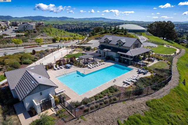 318 Paradiso Ct, San Ramon CA: https://media.crmls.org/mediaz/3a9632b4-1878-4d08-bcd6-f4794235fd68.jpg