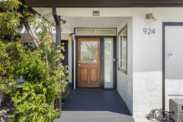 924 Magnolia Dr, Alameda CA: https://media.crmls.org/mediaz/3a96604f-6564-48ed-8936-f0d7e24b9020.jpg