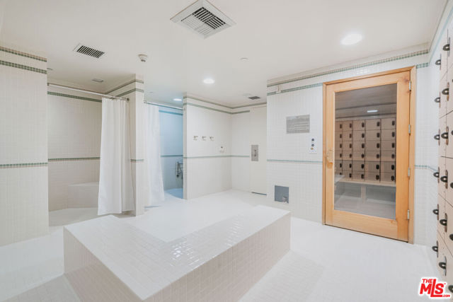 13600 Marina Pointe Drive, Marina del Rey CA: https://media.crmls.org/mediaz/3a96bc39-4bb1-44da-87d7-bd9a682853bd.jpg