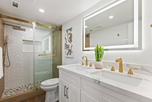 2512 Santa Ana Ave, Costa Mesa CA: https://media.crmls.org/mediaz/3a9756bb-ae25-4bdd-8d3a-270a1d3ee40d.jpg