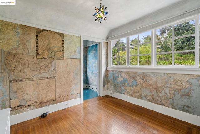 618 Boulevard Way, Piedmont CA: https://media.crmls.org/mediaz/3a97f8af-7c1c-4458-b827-b5f18a4be3e5.jpg