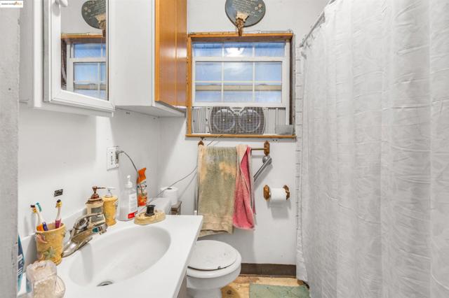 832 W 11Th St, Antioch CA: https://media.crmls.org/mediaz/3a993621-5f56-4486-b760-570fe678915d.jpg