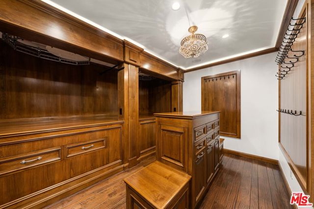 1380 Summitridge Place, Beverly Hills CA: https://media.crmls.org/mediaz/3a99602a-0434-4c8e-a0a5-68ba1cbcc509.jpg