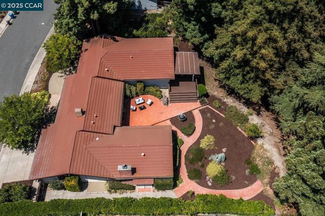 140 Warfield Drive, Moraga CA: https://media.crmls.org/mediaz/3a99d53b-e86f-436f-8258-a0722063d0b8.jpg