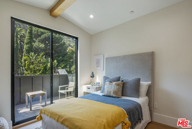1530 N Beverly Drive, Beverly Hills CA: https://media.crmls.org/mediaz/3a9a3007-5ca9-4309-93f7-048b27e5d629.jpg