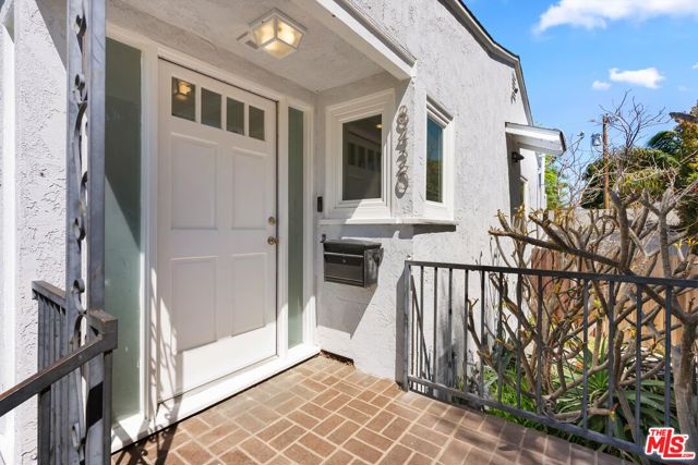 8420 Bleriot Avenue, Los Angeles CA: https://media.crmls.org/mediaz/3a9aeff5-7bd2-4c5b-ba32-130a0c050370.jpg