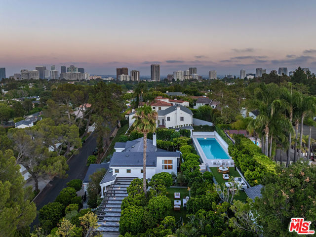 365 Norcroft Avenue, Los Angeles CA: https://media.crmls.org/mediaz/3a9b3300-80ff-4d81-b31a-36dc7a96905c.jpg