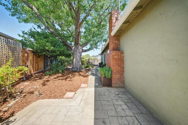 1079 Brighton Place, Mountain View CA: https://media.crmls.org/mediaz/3a9bedcb-ea2b-480d-a4ee-3c9e4c4fdbfb.jpg