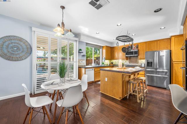 635 Eliot Dr, Livermore CA: https://media.crmls.org/mediaz/3a9dc479-1dc1-429c-a9ff-620912e2bc2b.jpg