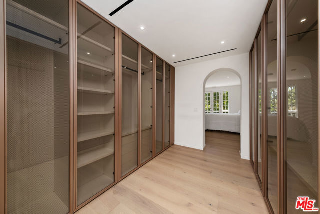 12330 Ridge Circle, Los Angeles CA: https://media.crmls.org/mediaz/3a9e62b5-fb44-4062-b661-3a39395aaaad.jpg