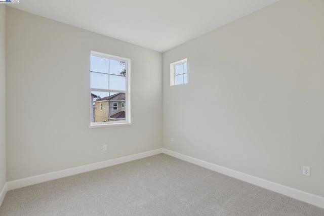 109 Creek View Cir, Fairfield CA: https://media.crmls.org/mediaz/3a9e816e-5e99-4ca2-9c8a-f76a64edaa19.jpg