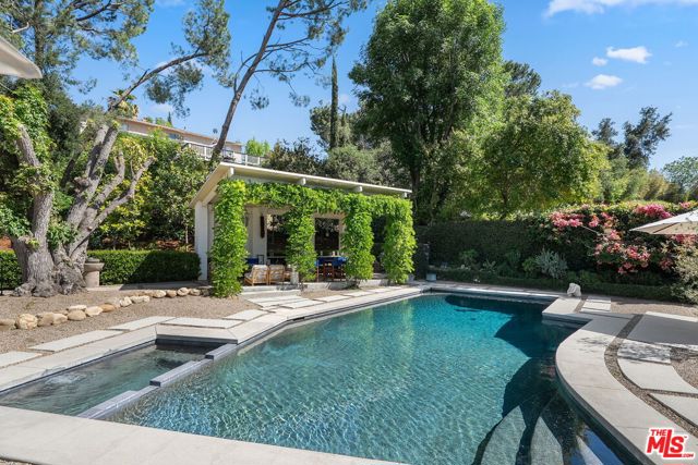 4658 Del Moreno Drive, Woodland Hills CA: https://media.crmls.org/mediaz/3a9e8eab-985a-4197-8476-e2dcee322850.jpg