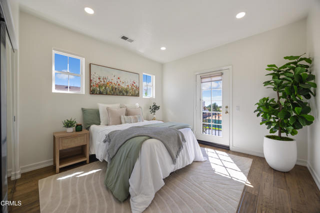 827 W Heritage Oak Court, Altadena CA: https://media.crmls.org/mediaz/3a9fd6f2-b160-45fe-a6b4-9b2b347183a7.jpg