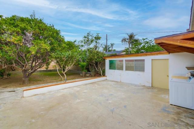 1354 Chalcedony St, San Diego CA: https://media.crmls.org/mediaz/3a9fe118-cafa-42dc-b66e-731529f71e83.jpg