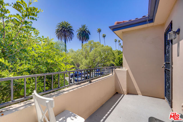 2656 Kenwood Avenue, Los Angeles CA: https://media.crmls.org/mediaz/3a9ffa52-c700-417d-b935-e183ea2d6bbc.jpg