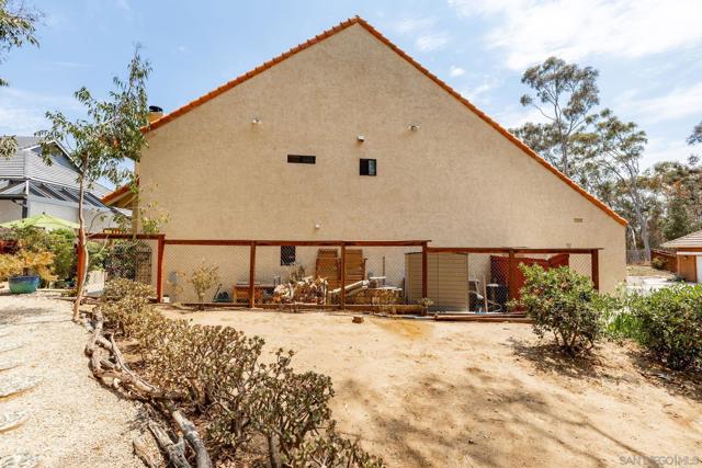 2708 Grove Ave, Carlsbad CA: https://media.crmls.org/mediaz/3aa03429-05ec-4cc4-8f23-d143c4670193.jpg