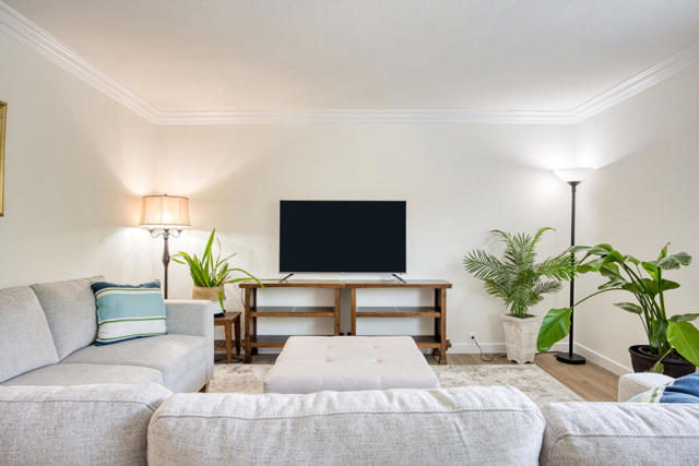 400 N Sunrise Way, Palm Springs CA: https://media.crmls.org/mediaz/3aa09fe4-1910-4756-8813-2fc637ddeede.jpg