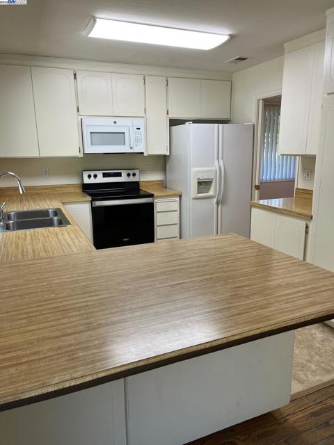 4205 Mairmont Dr, Pleasanton CA: https://media.crmls.org/mediaz/3aa0d173-3101-4221-903f-b3487ff97ee0.jpg