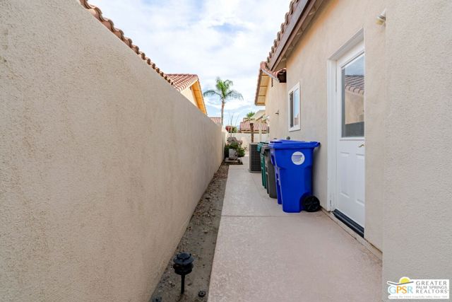 Image 35 of 52 For 77553 Carinda Court