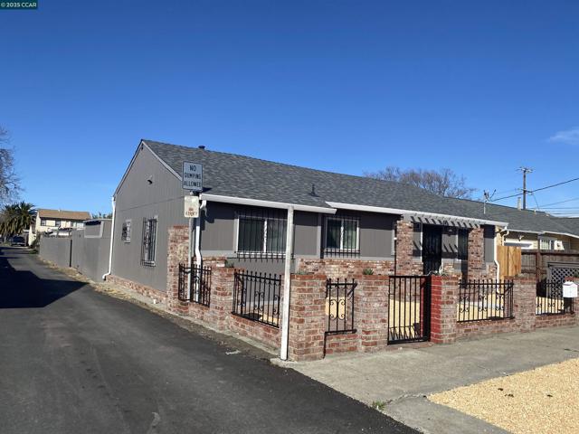 421 Ripley Ave, Richmond CA: https://media.crmls.org/mediaz/3aa1e84f-c064-440f-9e32-26f97355887b.jpg
