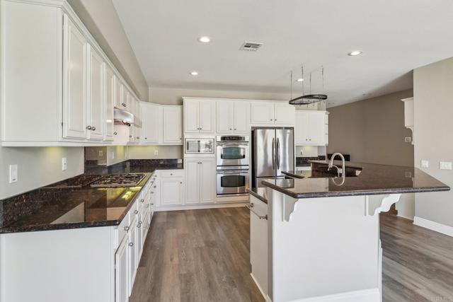 31332 Bluebeech Court, Temecula CA: https://media.crmls.org/mediaz/3aa26d52-64ef-4bb6-bd16-fd23f00cc232.jpg