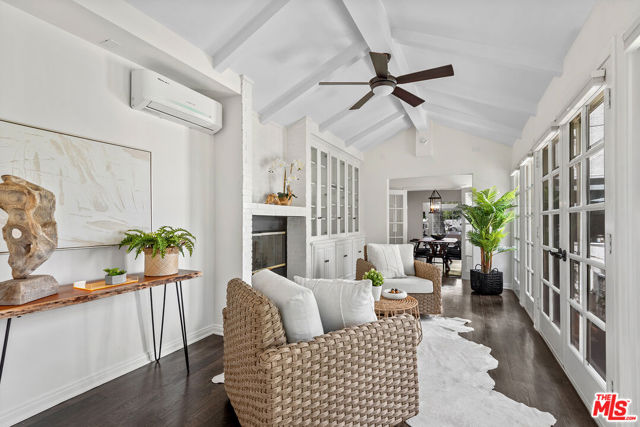4744 Norwich Avenue, Sherman Oaks CA: https://media.crmls.org/mediaz/3aa2950c-d44c-4221-b12f-390b4d63b63f.jpg