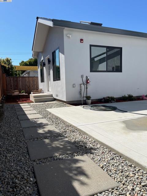 175 N Frances St, Sunnyvale CA: https://media.crmls.org/mediaz/3aa2a8a4-bde7-4e90-8451-c915b92fc2f8.jpg