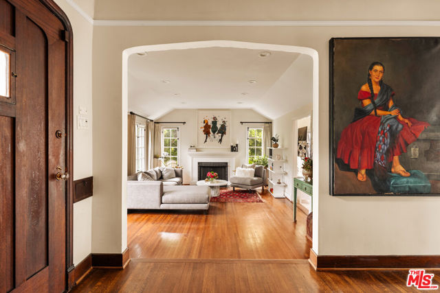 847 S Longwood Avenue, Los Angeles CA: https://media.crmls.org/mediaz/3aa3475b-659b-4b73-99d0-66e8711e57d1.jpg