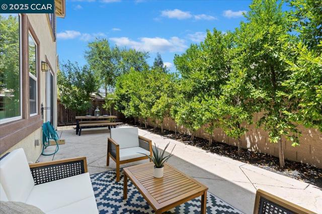 2097 Salice Way, Brentwood CA: https://media.crmls.org/mediaz/3aa3e09d-92e3-43a4-964b-bb21668a24da.jpg