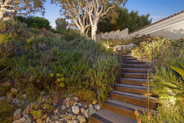 7207 Fairway Rd, La Jolla CA: https://media.crmls.org/mediaz/3aa427d1-7dfb-4e6a-92e4-d06db7926c00.jpg