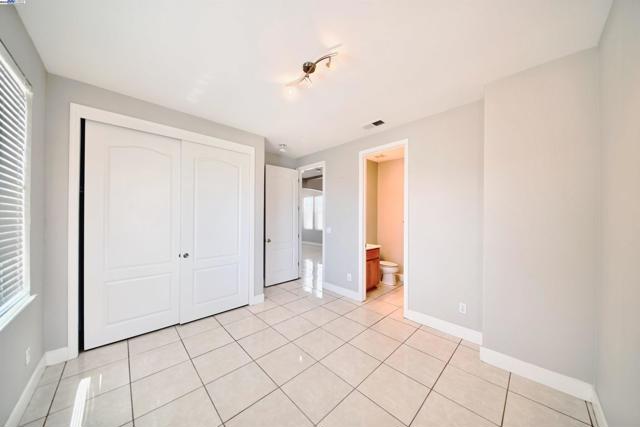 1069 Dry Creek Ct, Lathrop CA: https://media.crmls.org/mediaz/3aa43174-7899-4e60-b550-920569314cb4.jpg