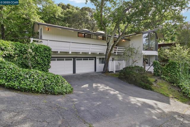 30 La Cuesta Rd, Orinda CA: https://media.crmls.org/mediaz/3aa5792e-59eb-40b2-8141-a2bd18108175.jpg