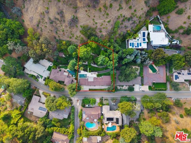 3479 Mandeville Canyon Road, Los Angeles CA: https://media.crmls.org/mediaz/3aa59981-ff07-45b6-a469-784fb5b0478a.jpg