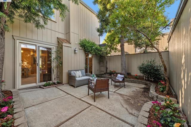 1030 Melrose Ave, Alameda CA: https://media.crmls.org/mediaz/3aa64504-b730-48a6-933a-79eb10031ef7.jpg