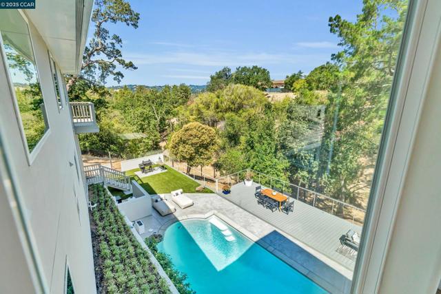 127 Caminar Way, Walnut Creek CA: https://media.crmls.org/mediaz/3aa65402-a350-4626-ae92-b098a82d7b54.jpg