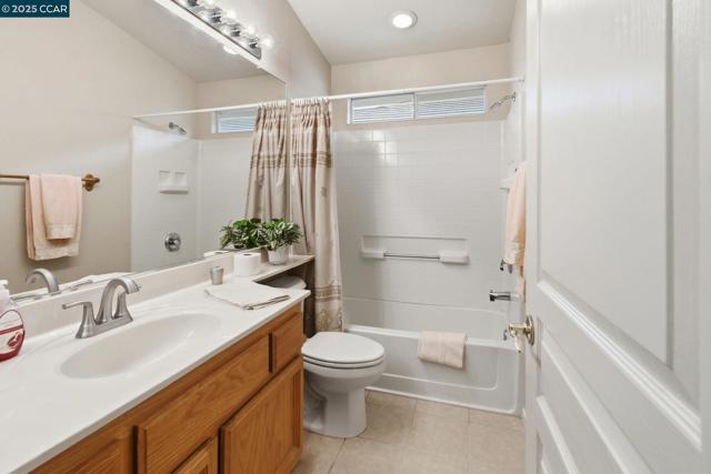 443 Mandarin Cir, Vacaville CA: https://media.crmls.org/mediaz/3aa683ab-1d3e-459c-9c9b-9e44599ac1a5.jpg