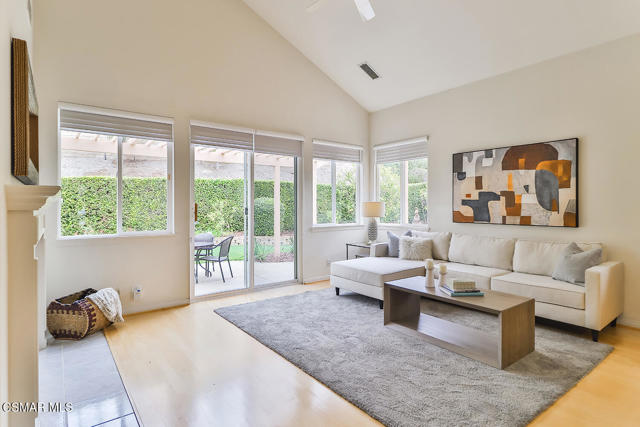 2746 Autumn Ridge Drive, Thousand Oaks CA: https://media.crmls.org/mediaz/3aa74c3b-71fc-4e7c-a504-b9f8697afc32.jpg