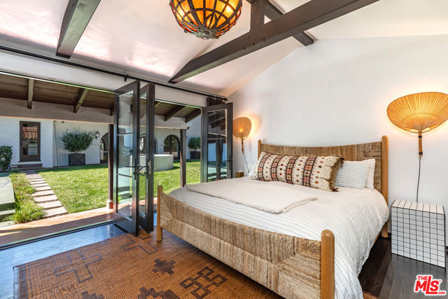 820 N Roxbury Drive, Beverly Hills CA: https://media.crmls.org/mediaz/3aa80afa-ea0f-418c-89cd-c0ec15c3771c.jpg