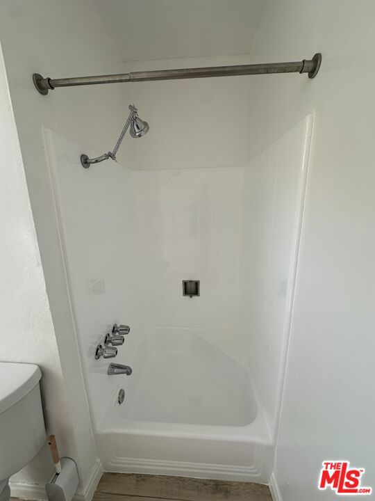 1555 San Ysidro Drive, Beverly Hills CA: https://media.crmls.org/mediaz/3aa8400f-735c-4ba1-8b8e-f325202fb833.jpg