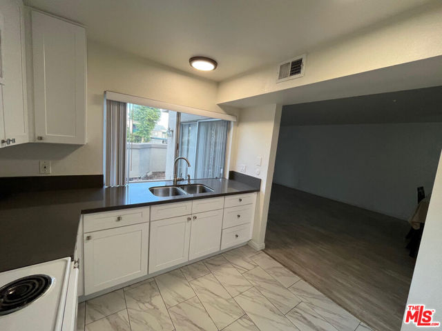 18524 Mayall Street, Northridge CA: https://media.crmls.org/mediaz/3aa84ac7-0244-43a9-b77e-769b1a039893.jpg