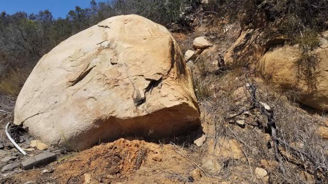 12526 SW BOULDER MT RD, Poway CA: https://media.crmls.org/mediaz/3aa9184a-11e9-4c4d-9109-3e313d0b4f3f.jpg