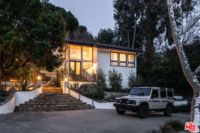 554 Mountain Green Drive, Calabasas CA: https://media.crmls.org/mediaz/3aaa6303-8817-4160-a370-8adc1f02f4a3.jpg
