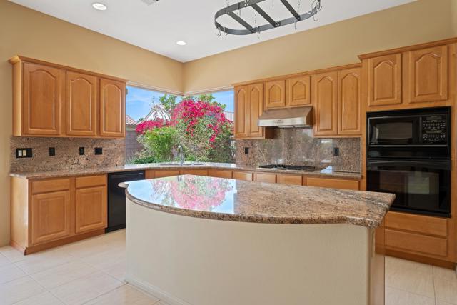 36411 Tallowood Drive, Palm Desert CA: https://media.crmls.org/mediaz/3aabc4cf-c07f-4b9f-a876-0988c97502e0.jpg