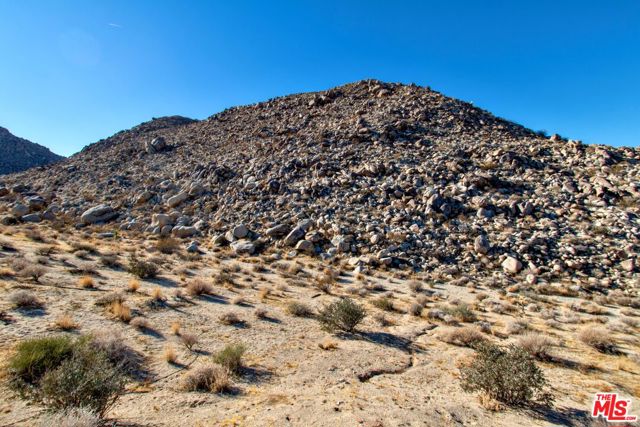 62775 Sullivan Road, Joshua Tree CA: https://media.crmls.org/mediaz/3aaca679-4097-42a0-bfca-792f43a3b691.jpg