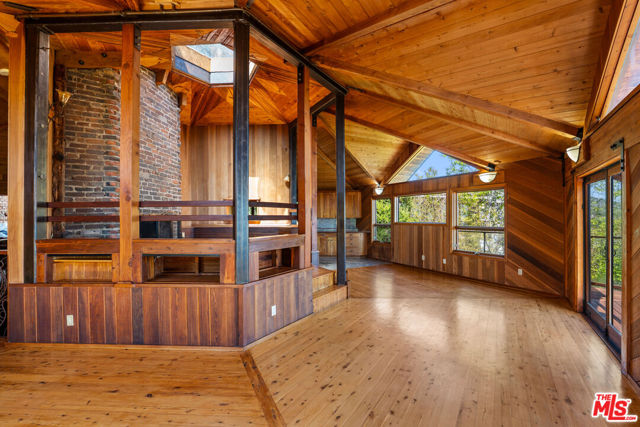 440 Mariposa Drive, Ventura CA: https://media.crmls.org/mediaz/3aad0d47-9edb-4cea-8816-e380b0336263.jpg