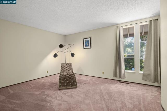 5475 Roundtree Pl, Concord CA: https://media.crmls.org/mediaz/3aad4ab0-bd8a-4941-a55b-1285d4ad35fd.jpg