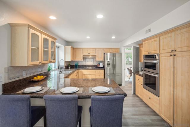 13358 Twin Circle Ct, Poway CA: https://media.crmls.org/mediaz/3aad67fa-ae24-446e-a53d-babf86809480.jpg