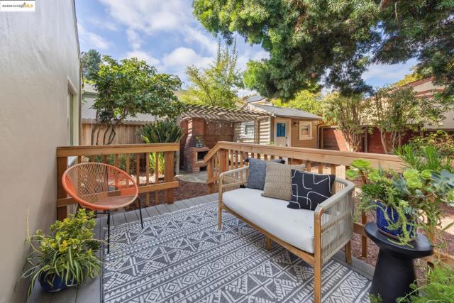 5318 Fleming Avenue, Oakland CA: https://media.crmls.org/mediaz/3aad8bb4-c559-40c6-86a3-53b26ef95dd0.jpg